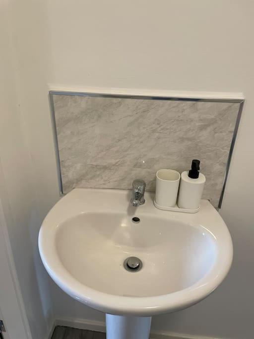Lovely 1 Bedroom Studio Apartment - Merthyr Tydfil Exterior foto