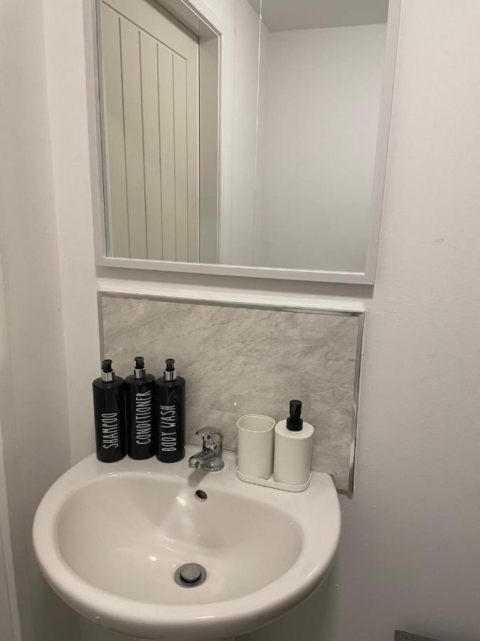 Lovely 1 Bedroom Studio Apartment - Merthyr Tydfil Exterior foto